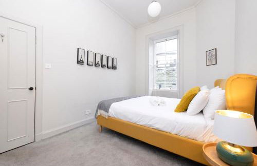 JOIVY Iconic Cockburn Street 4 Bedroom Apartment: Heart of Old Town - Foto 44