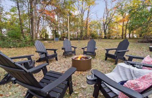 Game Room and Huge Yard with Fire Pit Yard Games and BBQ Near UE and Downtown - Foto 66