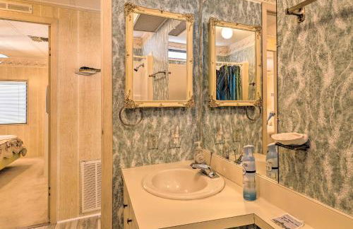 On-Site Canal Access St James City Home - Foto 20