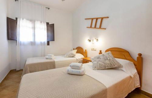 21 Sleeps Private Pool Villa & BBQ Near Barcelona - Foto 31