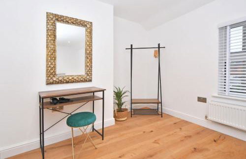 Chapel House by YourStays - Two bed cottage in Market Town of Sandbach, high end finish - Photo 29