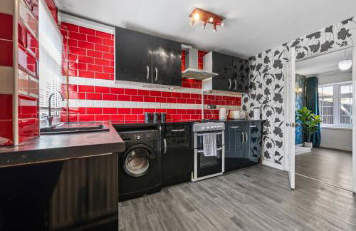 Cozy 3 bedroom house with free parking and near hospital - Foto 4