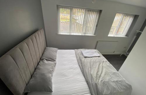3- Bedroom House -Private Parking - contractors welcome- 2 Min M62 - Foto 6