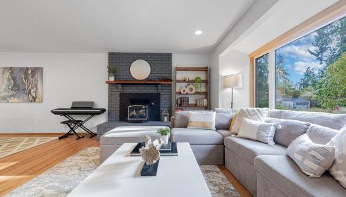 Charming and Spacious House with Relaxing Huge Deck - Foto 4