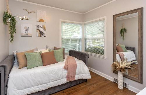 Near Drake/Downtown packed w/Amenities - Hot Tub - Movie Theater - Photo 29