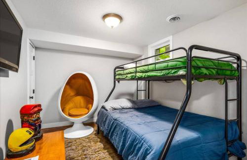 Cozy Lake House with Fireplace, Views, Close to Skiing! - Foto 15