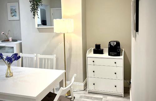 Three Bedroom City Home with Garden - Photo 10