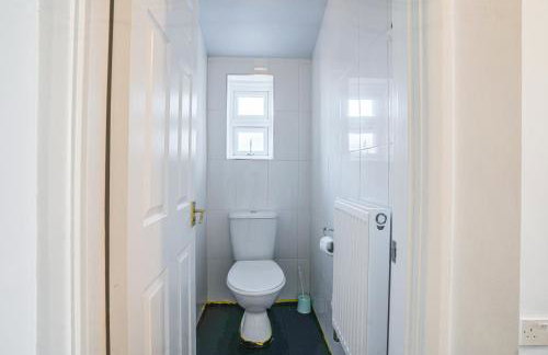 4BR Family Home, Garden, WiFi, 5mins to Elisabeth Line & 10min to Stratford - Foto 12