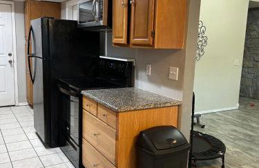 Great Edmond home, near OKC with 3 beds, Wi-fi, cold AC, and central heat, fully fenced backyard - Foto 16