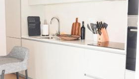 Kalumi Aparthotels - Japandi-Style Apartments with Terrace, Pergola, and Portuguese BBQ - Foto 5