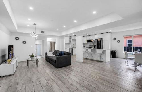 Contemporary Family Oasis Pool and Comfort - Foto 1