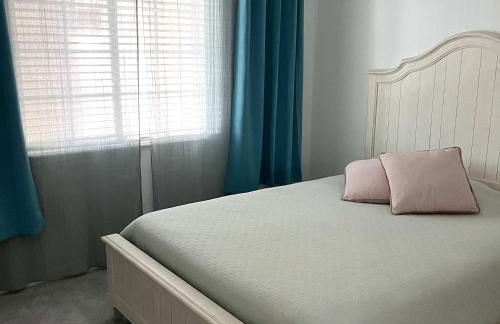 Stylish 3rd-Floor Condo with Golf Course Views - Foto 22