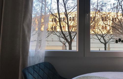 Duerme junto a la Plaza de Toros de Granada. - Foto 23