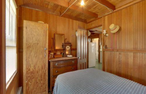 Grandmas Cottage with Sunroom Walk to Beach - Foto 19