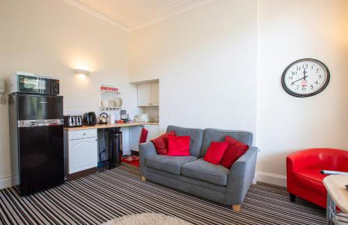 Cosy Flat in Victorian Villa- Parking & Garden - Photo 14