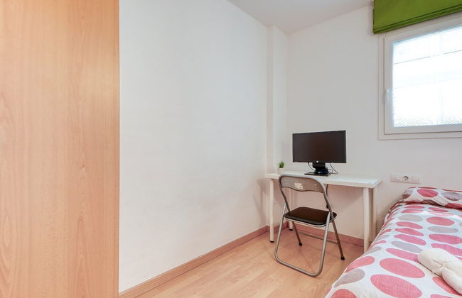 Charming Apartment With Patio - Photo 6