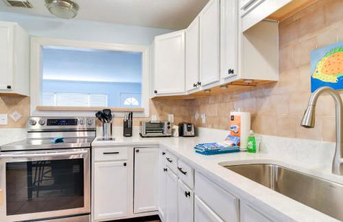 Lovely St Pete Beach Cottage, Walk to Beach and Town - Foto 8