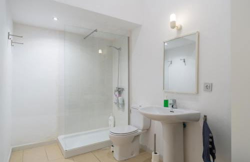 Celia House - Photo 14