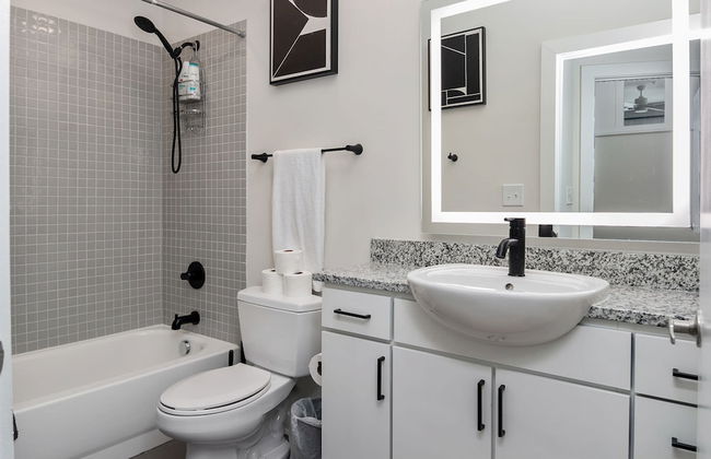 Spacious 2BD With Private Balcony and Free Parking - Foto 14