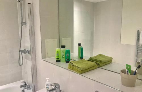 Modern 2 bedroom, 2 bathrooms Apartment. 5 mins walk to tube. - Foto 1