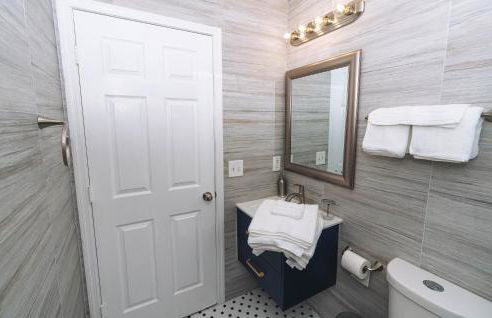 Golfers Paradise 4-hole PUTT-PUTT, Mega Chess with huge backyard, hammock - Photo 17