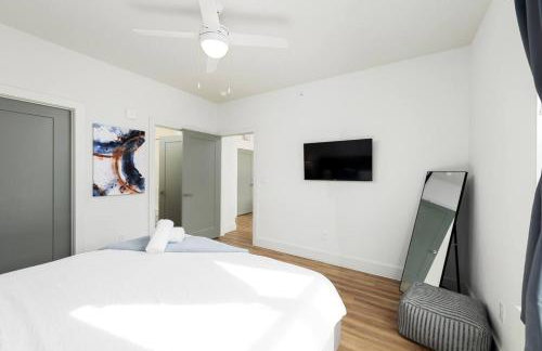 Exclusive 1BR Luxe Haven in Ideal Spot - Photo 14