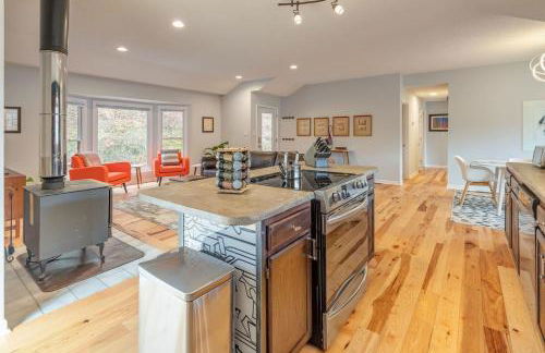 Majestic - Modern Cabin, Hot Tub, & Game Room! - Foto 13