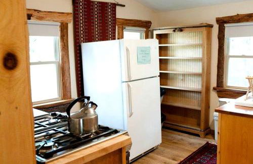 Romantic Couples' Cabin Getaway in Pittsfield, New Hampshire - Foto 8