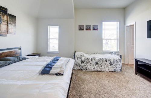 Meticulously-maintained 3-BR Townhouse w/ Backyard ~ Double-Story! - Foto 50