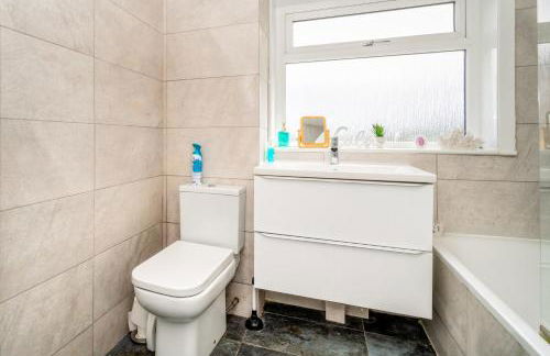 Sleek and Stylish 3 Bed in Greenock - Sleeps 8 - Photo 22