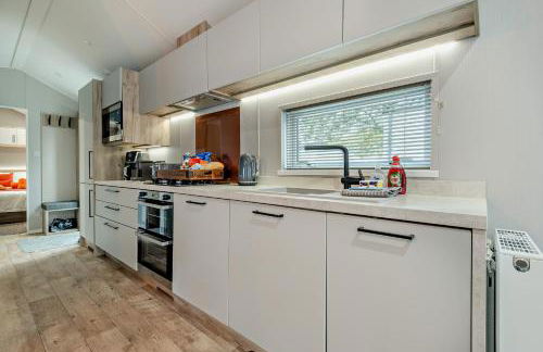 Astoria Lodge Smart Modern 2-Bedroom Holiday Lodge Milford on Sea - Photo 6