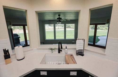 Riverfront Beauty with Pickle Ball Court - Foto 22