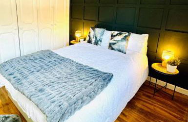 Modern 2 Bedroom GF - Aberdeen City Centre - Private Car Park - Photo 2