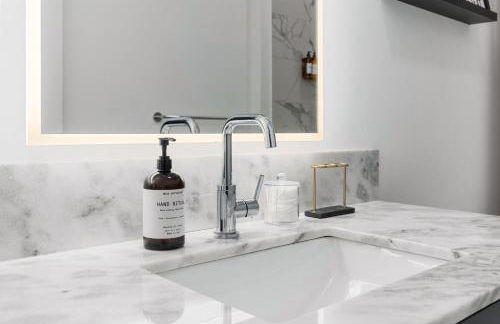 River View High-End Condo with Private Patio and FREE Parking - Foto 27