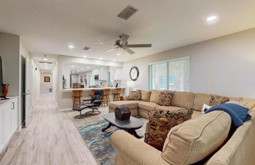 Updated house with enclosed yard, patio, central AC, & washer/dryer - Foto 4