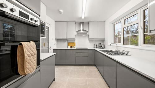 4 Bed House in Maidenhead, by ARP Homes, Driveway & Big Private Patio, Perfect Location for Business and Family Stays - Foto 4