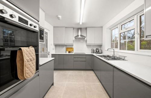 4 Bed House in Maidenhead, by ARP Homes, Driveway & Big Private Patio, Perfect Location for Business and Family Stays - Foto 4