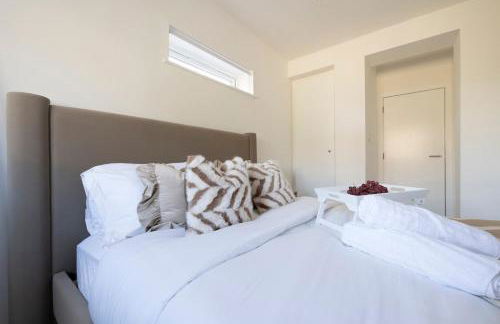 Designer 1BR I Work-From-Home Ready I Fast Wi-Fi - Foto 27