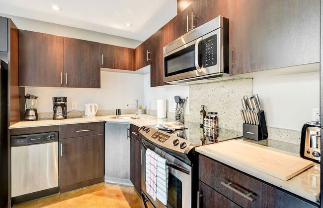 Downtown Condo w Incredible Views and BBQ - Photo 15