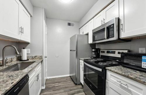 Budget-Friendly 2Bd Apartment I Free Parking - Photo 10