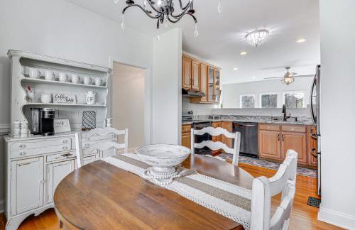 Bright and Elegant Home in High Point with Deck! - Foto 12