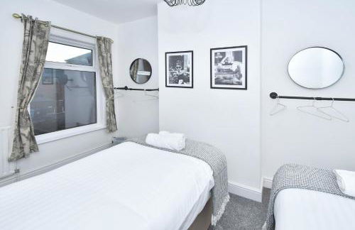 Elm House by YourStays - Lovely home in Cheshire, quiet residential street - Photo 46