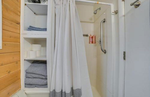 7 Mi to Nubs Nob Lakefront Abode with Fire Pit! - Foto 18