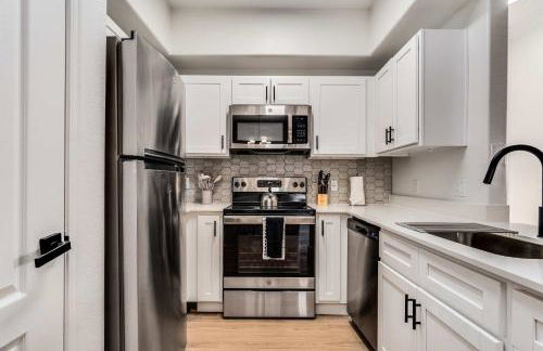 Boulevard Stays Quiet Modern 2BR Pickleball Pool Parking Gym 06 - Foto 13