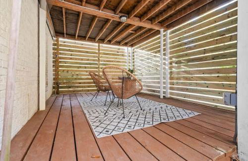 6 Min to North Hills - Private deck - In Unit Washer and Dryer - Foto 23