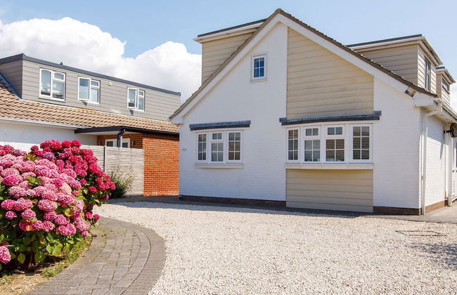 Tranquil Family Retreat 5 min to Beach Garden - Photo 1