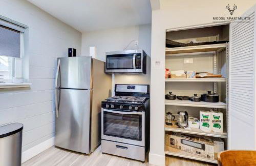 The Moose #9 - Brand New Luxe Modern loft with Free Parking, King Bed & Fast WiFi - Foto 17