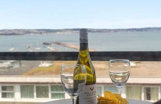 Seaside Rendezvous - Sleeps 7, Sea Views & Parking - Foto 46