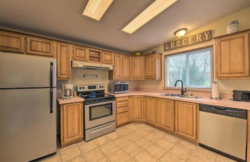 Cute Cottage with Deck Walk 115 Ft to Brewery and Cafe - Foto 9