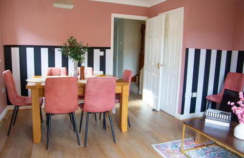 4x Bed Elegant Home with Parking - Photo 15